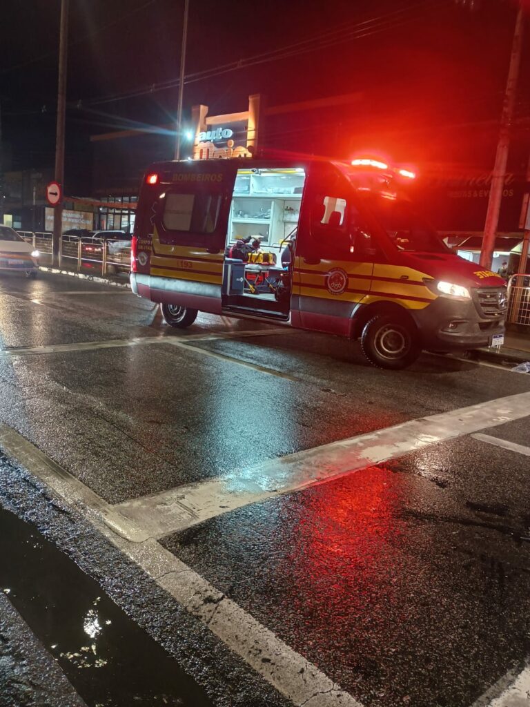 Motociclista fica ferida após colisão com carro em Caraguatatuba