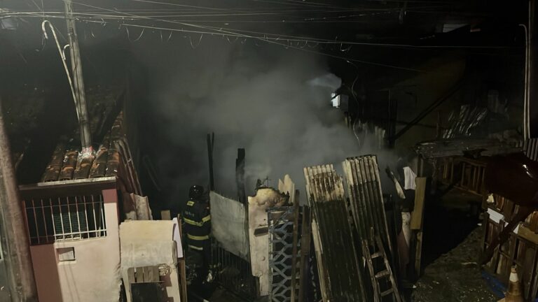 Incêndio destrói residência no bairro Rio do Ouro, em Caraguatatuba
