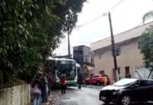 Acidente envolvendo três veículos no Morro do Marapé deixa trânsito lento em Santos