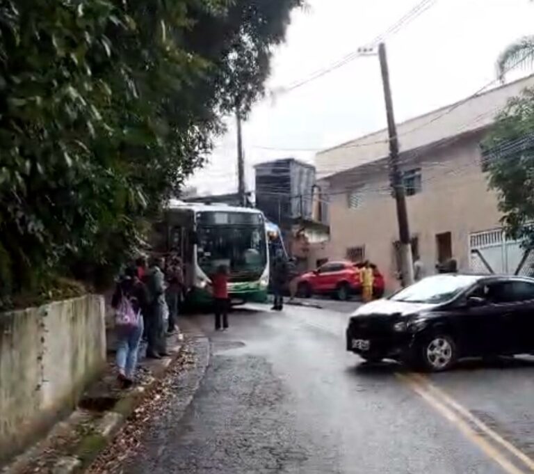 Acidente envolvendo três veículos no Morro do Marapé deixa trânsito lento em Santos