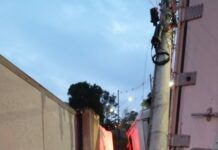 Caminhão atinge poste e derruba muro em rua com histórico de acidentes em São José dos Campos