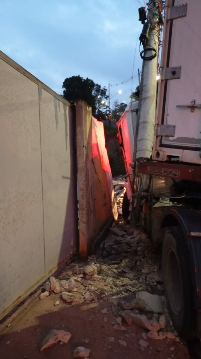 Caminhão atinge poste e derruba muro em rua com histórico de acidentes em São José dos Campos