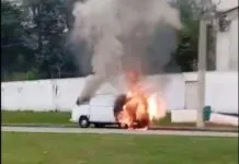 Carro pega fogo na Avenida Jorge Zarur em São José dos Campos