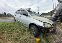 Homem é preso após capotar carro com filha de 7 anos, que possui necessidades especiais