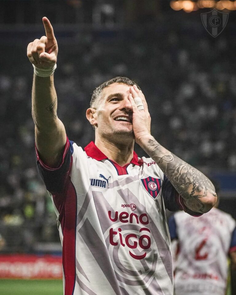 Com gol de ex-Vasco, Palmeiras perde e deixa liderança do grupo