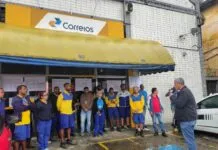 Trabalhadores realizam protesto contra fechamento de unidade dos correios em Santos