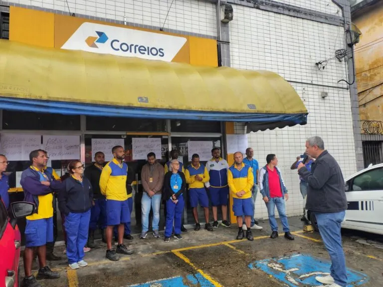 Trabalhadores realizam protesto contra fechamento de unidade dos correios em Santos