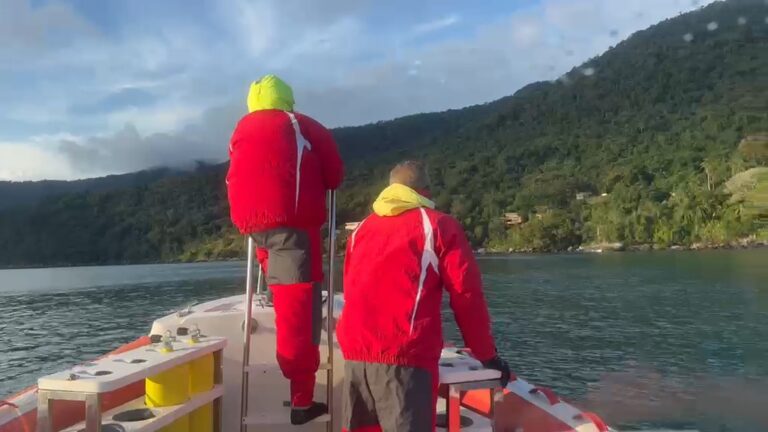 Bombeiros fazem buscas por casal desaparecido após passeio de moto aquática em Ilhabela