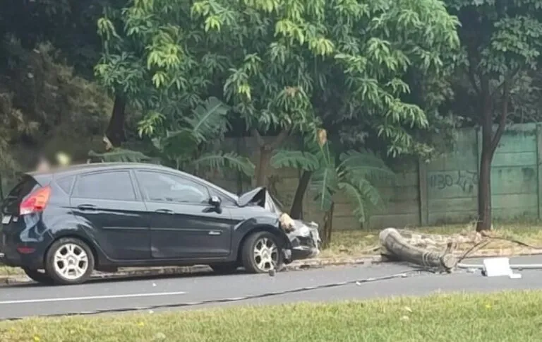 Carro derruba poste em avenida de Ribeirão Preto