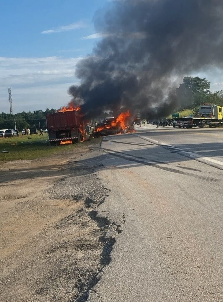 Acidente entre dois carros e caminhão deixa três mortos na Rodovia Floriano Rodrigues Pinheiro, em Tremembé