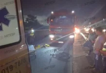 Ciclista fica em estado grave após colisão com carreta em rodovia de Cubatão