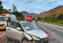 Carro perde o controle e colide frontalmente com outro veículo em rodovia de Bertioga