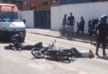 Colisão entre motos deixa três pessoas feridas em avenida de Guarujá