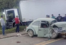 Carro invade contramão e colide de frente com caminhão em Jacupiranga; uma pessoa morreu