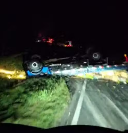 Caminhoneiro morre e duas pessoas ficaram feridas em acidente entre carretas na Rodovia Régis Bittencourt, em Miracatu