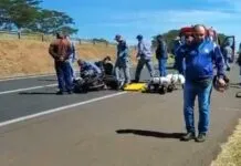 Mototaxista morre após colisão com caminhão na SP-320