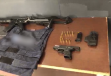 PM prende homem com armas, munições e colete a prova de bala dentro de casa