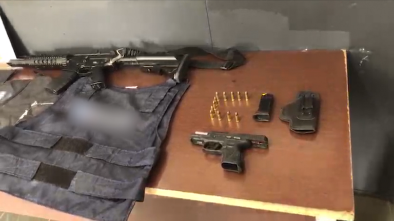 PM prende homem com armas, munições e colete a prova de bala dentro de casa
