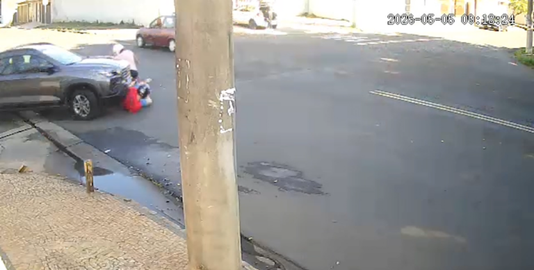 Motorista bate em moto e passa por cima de jovem enquanto mexia no celular