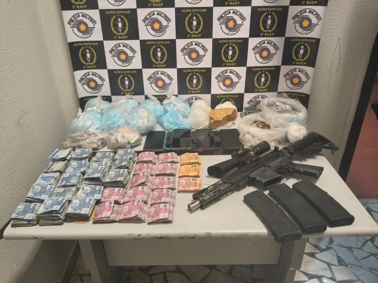 Fuzil e mais de 3kg de drogas são apreendidos em ação no Morro do São Bento, em Santos; VÍDEO