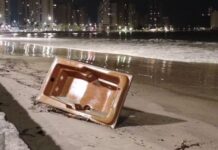 Banheira é encontrada em praia de São Vicente e chama atenção