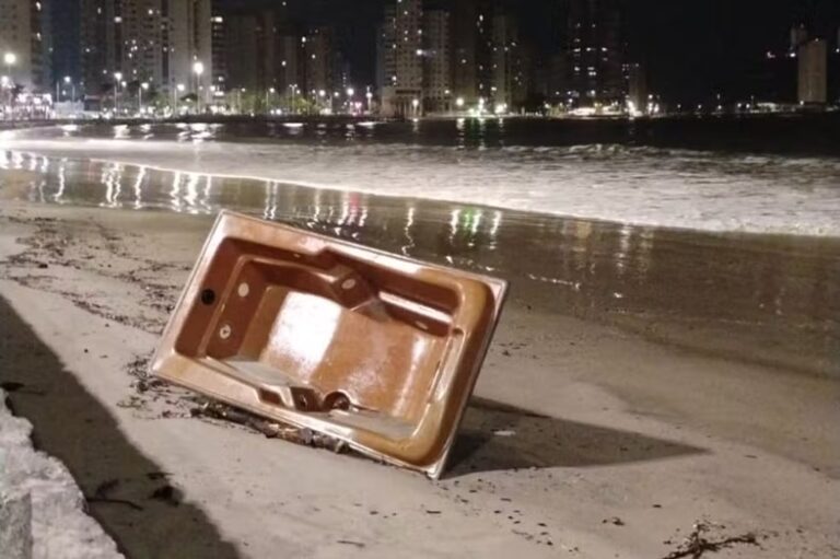 Banheira é encontrada em praia de São Vicente e chama atenção