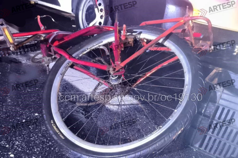 Ciclista morre após colidir com moto e ser atropelado por van em rodovia de Peruíbe