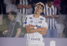 Sob olhares de Neymar e Rodrygo, Gabigol conduz Santos aos playoffs da Sul-Americana