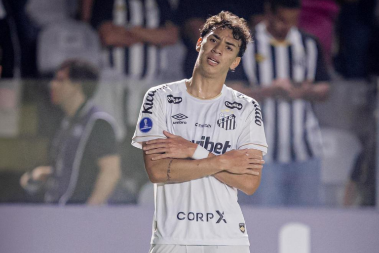 Sob olhares de Neymar e Rodrygo, Gabigol conduz Santos aos playoffs da Sul-Americana