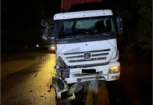 Carreta é projetada contra mureta após colisão na Rodovia dos Imigrantes, em Cubatão