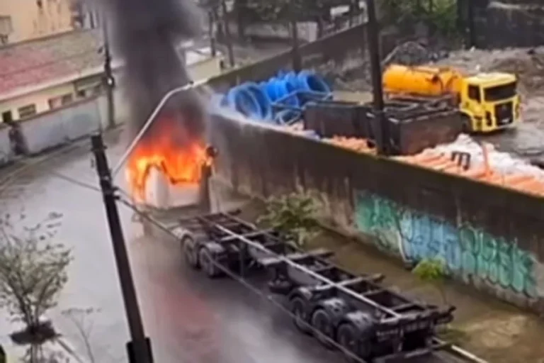 Cabine de caminhão é atingida por incêndio no bairro do Estuário, em Santos; VÍDEO
