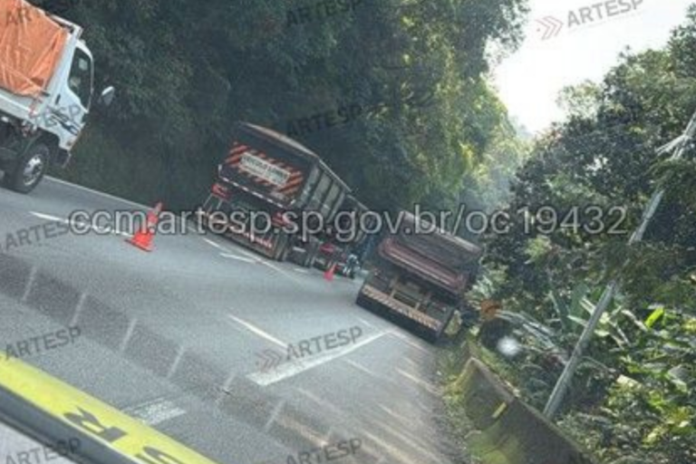 Carreta sofre pane elétrica e causa 10 km de congestionamento na Rodovia Anchieta