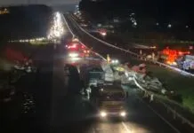 Caminhão carregado com plumas de algodão tomba e causa congestionamento na SP-310