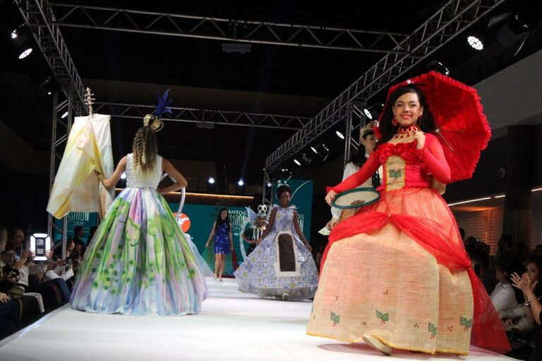 Desfile em homenagem aos 480 anos de Santos leva símbolos e monumentos da Cidade à passarela