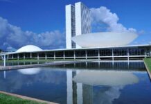 Centrão protocola proposta que pode ampliar jornada para até 52 horas semanais e adiar fim da escala 6×1