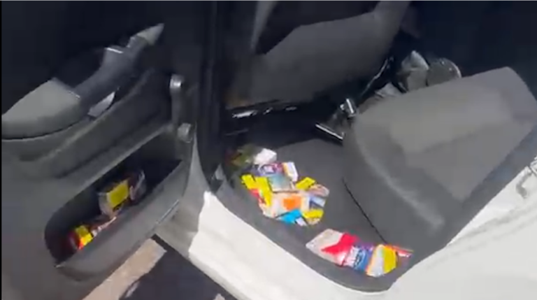 Criminosos assaltam conveniência, amarram vítimas e fogem em carro de aplicativo