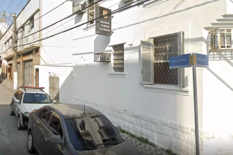 Homem joga carro em cima da ex-companheira e de familiares dela por não aceitar término