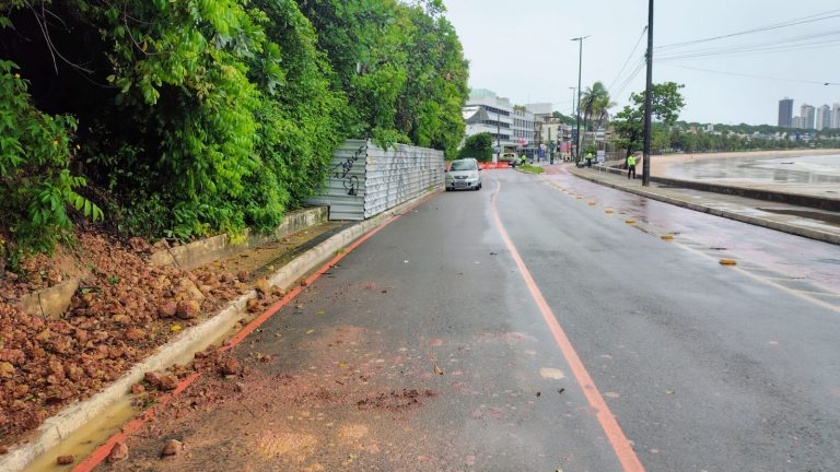 Semob-JP bloqueia trecho na ladeira do Cabo Branco após deslizamento de terra