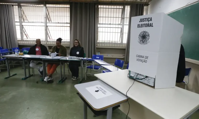 Justiça Eleitoral busca mesários voluntários para as eleições de 2026