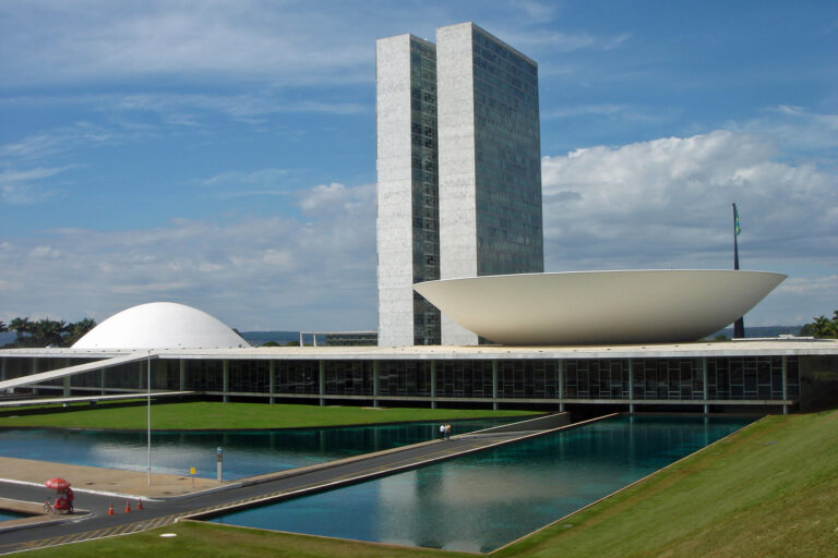 Jornada de trabalho terá redução e texto prevê duas folgas semanais até 2027