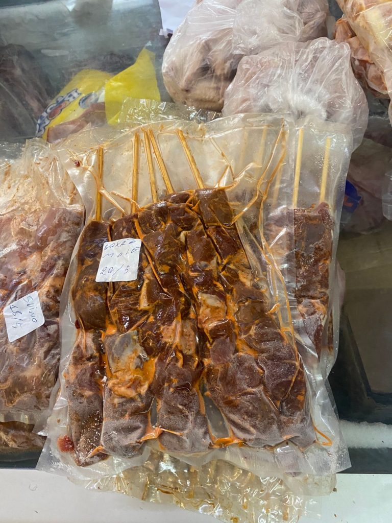 Procon-JP apreende mais de 300 espetinhos e alimentos vencidos em padaria da Capital
