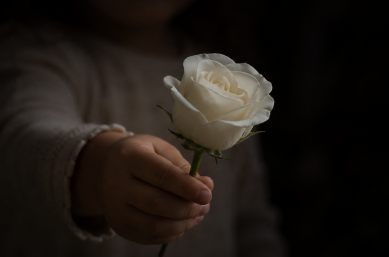 Filhos de vítimas de feminicídio podem receber pensão do INSS