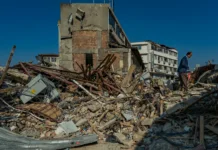 Terremoto atinge sul da China, provoca desabamentos e deixa milhares de desabrigados