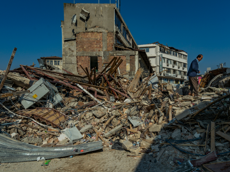 Terremoto atinge sul da China, provoca desabamentos e deixa milhares de desabrigados