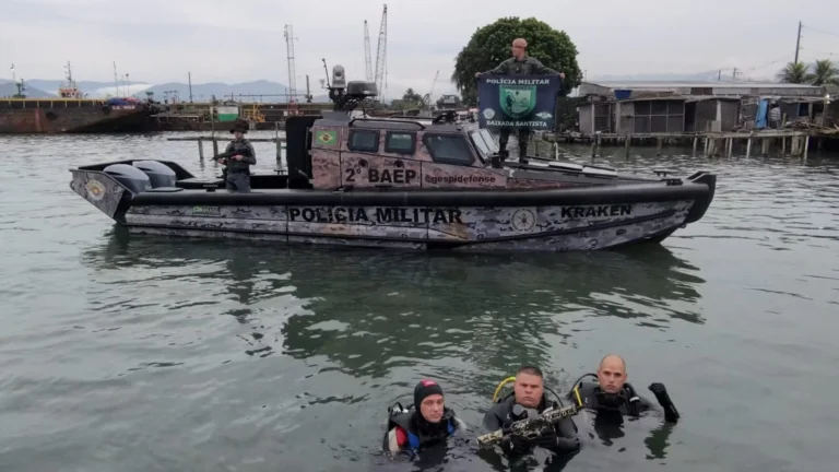 Ação da PM Ambiental apreende fuzil de guerra e munições no fundo do canal de Santos; VÍDEO