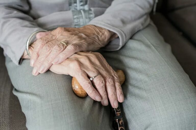 Dia das Mães pode acentuar sentimentos de solidão em idosos com “Síndrome do Ninho Vazio”