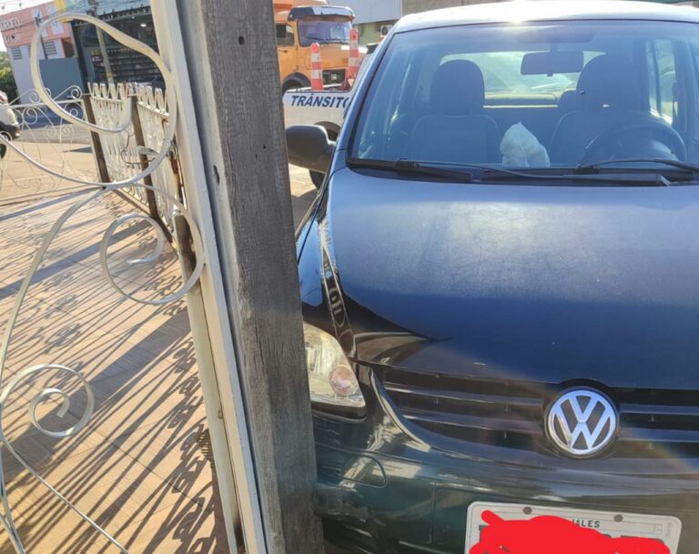 Idoso sofre AVC ao volante e bate o carro em loja de conveniência