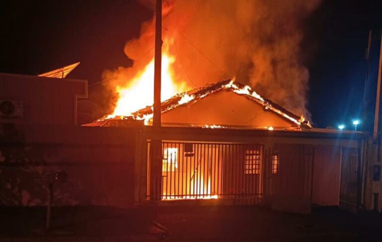 Incêndio de grandes proporções destrói residência em Três Fronteiras