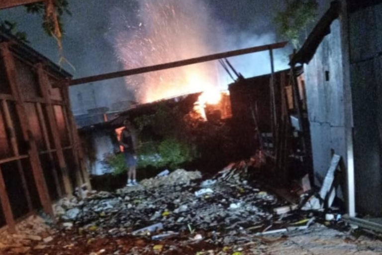 Incêndio atinge cinco casas de madeira no Sambaiatuba, em São Vicente