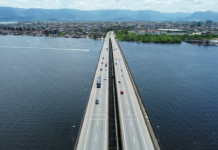 Acidente envolvendo três veículos em ponte deixa quatro pessoas feridas; homem foi lançado à água